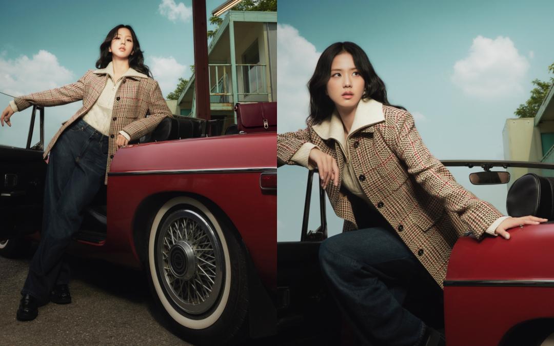 以拉鍊開襟針織衫搭配格紋外套，詮釋復古優雅風格。