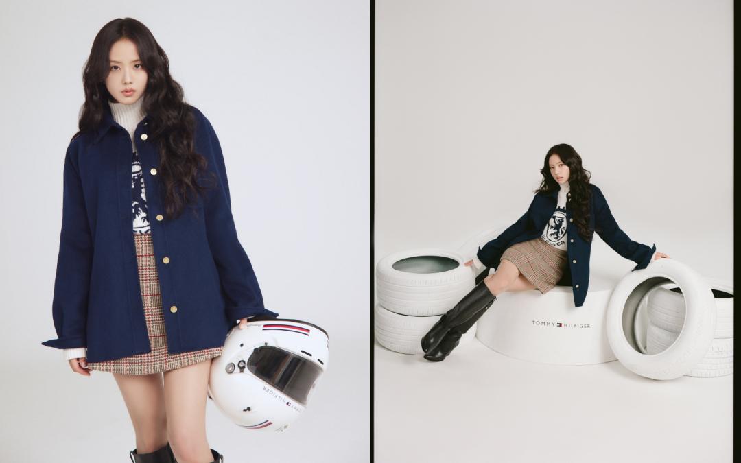 徽章毛衣與海軍藍長版外套的搭配，極具年輕學院風情。