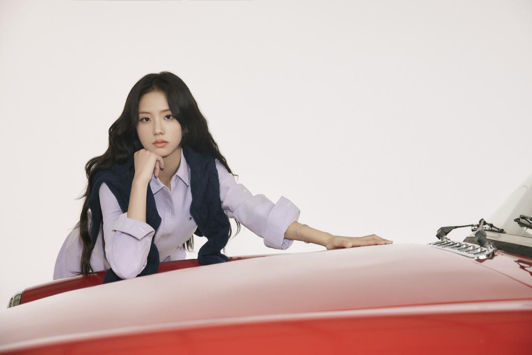 Jisoo近年來積極跨刀演員領域，這回在代言廣告中，換上冷臉演一回賽車女郎過過戲癮。