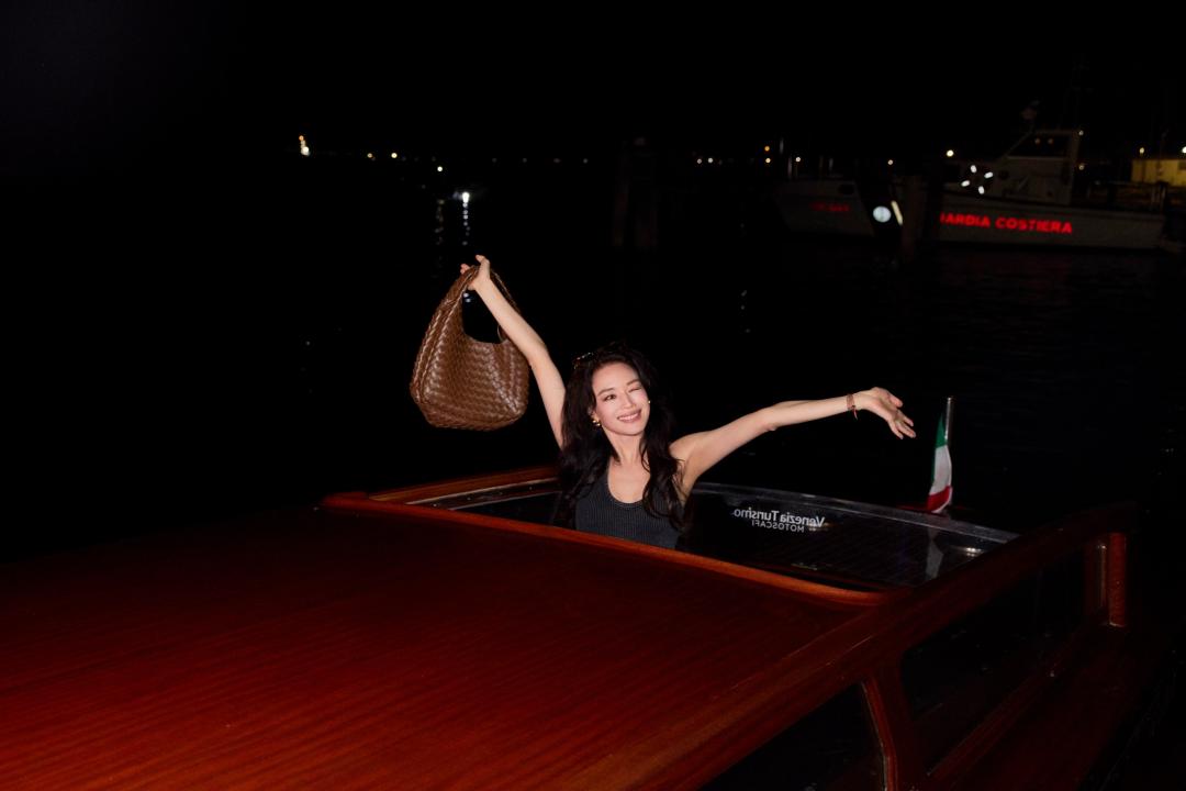 身為BV代言人，機場時尚舒淇以俐落褲裝搭配Drop純銀鍍18K金夾式耳環（NT$37,700）點綴，隨行配件包含Campana焦糖色編織皮革肩背包（NT$148,500）與Odyssey Intrecciato編織皮革登機箱（NT$297,800）。