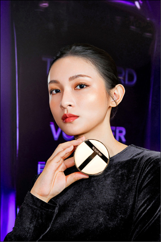 TOM FORD縱情香草氣墊粉盒，1,250元。