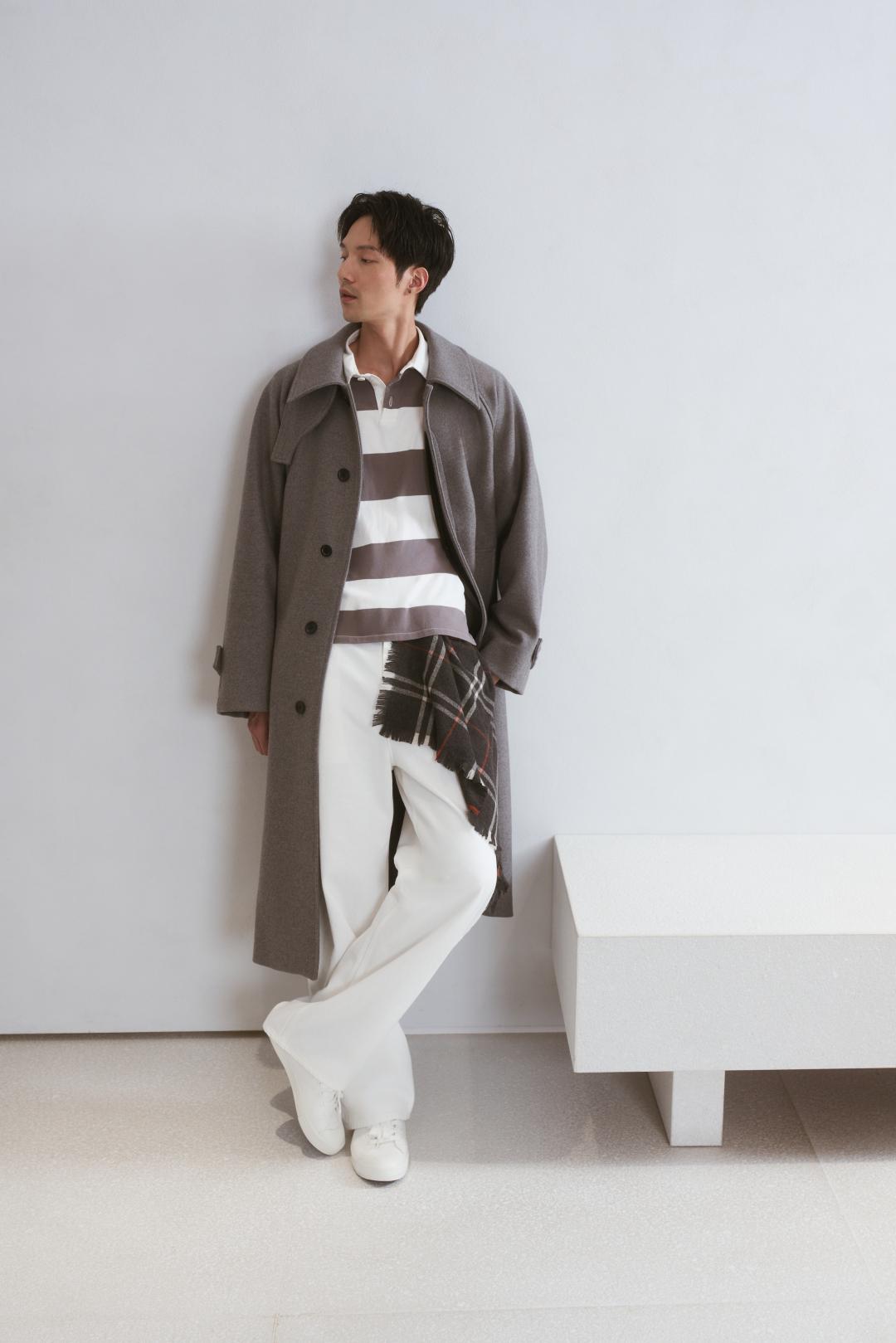 棉絮灰羊毛長版風衣搭配白灰條紋Polo衫，下身以白色工裝牛仔褲加上鐵霧灰格紋方巾，詮釋出長大的英倫風格。