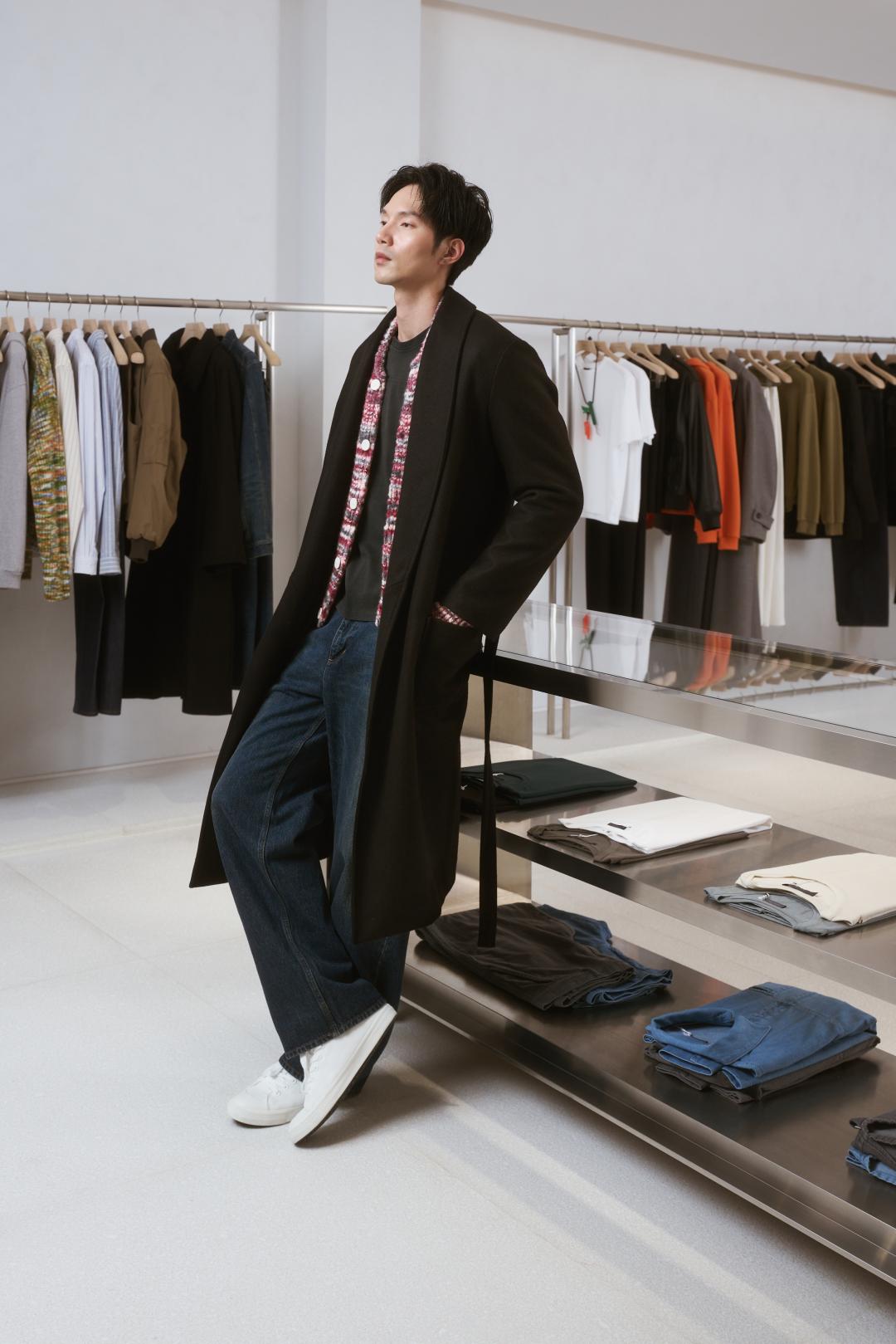 午夜藍羊毛綁帶大衣靠莓果色羊毛開襟衫挹注穿搭亮點。