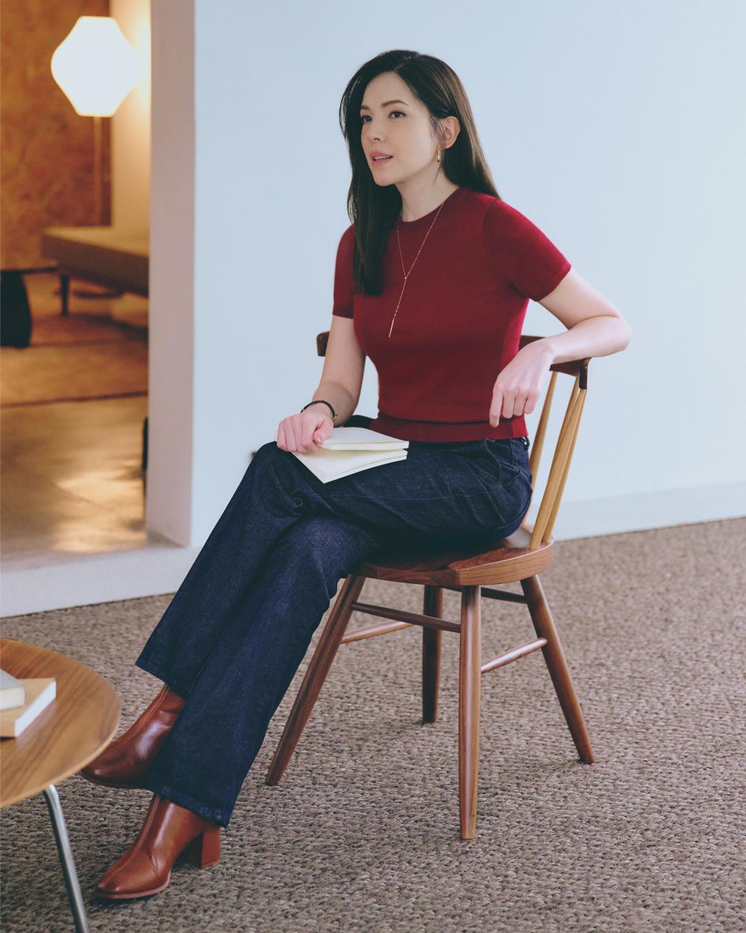 許瑋甯身穿美麗諾圓領毛衣（NT$790）搭配合身喇叭牛仔褲（NT$1,290），曝光迅速恢復的完美曲線。