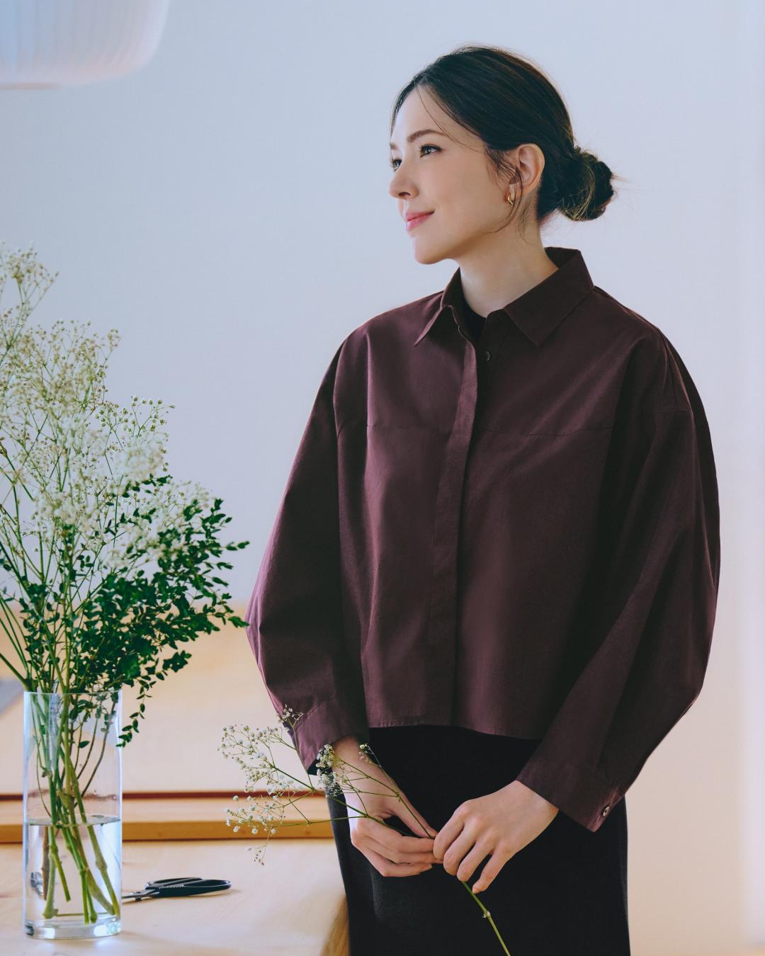 另一套造型穿UNIQLO : C系列棉質短版襯衫（NT$790），洋溢溫柔氣質。