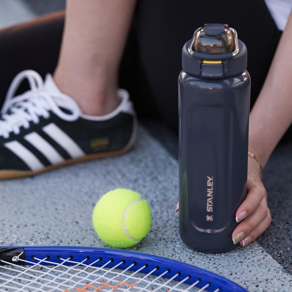 自動鎖定按鈕的防漏設計，單手按壓即可開關。