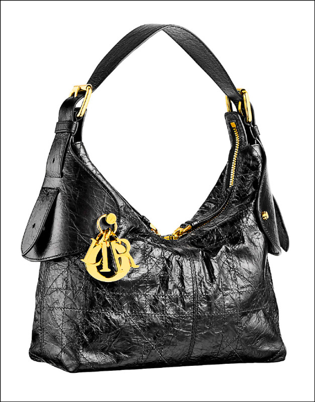 Dior Voyage黑色Flat Macrocannage皺褶亮面小牛皮小型包款，155,000元。