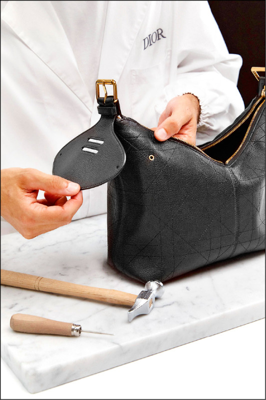 Voyage在包身兩側飾有皮革嵌片，增添細節美感。