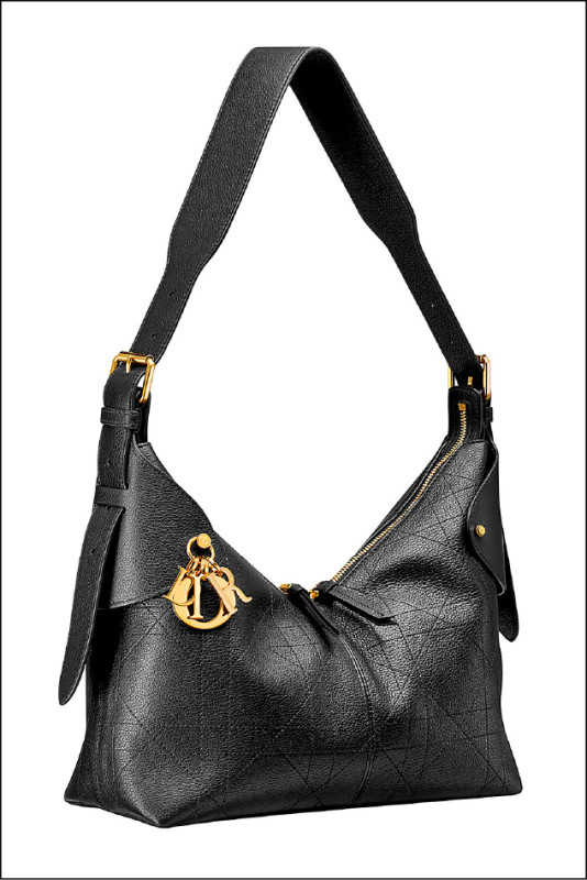 Dior Voyage黑色Flat Macrocannage粒面小牛皮中型包款，160,000元。