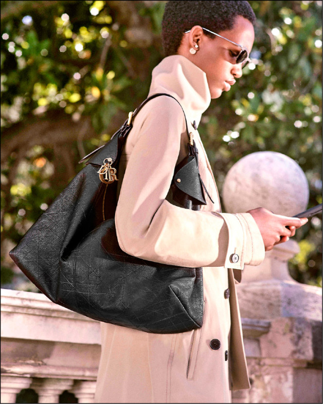 Dior全新推出的Voyage包款為2026早春系列新作，獨特的hobo包造型符合近年流行的鬆弛感趨勢。