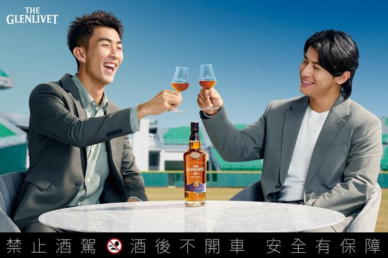 左起：The DoDomen Ian、陳傑憲，一同為格蘭利威「獨獻台灣系列」站台拍攝形象照。（保樂力加提供）