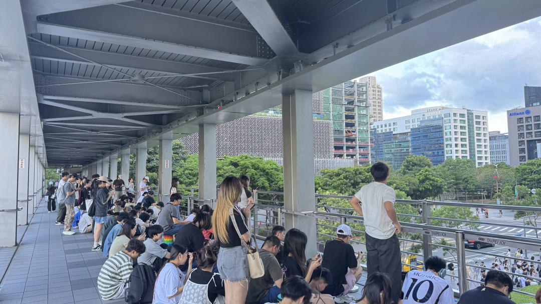 101周邊連通天橋也擠滿追星人潮。（圖／記者張妤瑄攝）