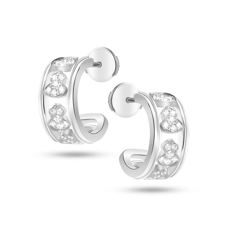潤娥佩戴：Wulu Eternity 18K白金鑽石耳環，158,500元。（品牌提供）