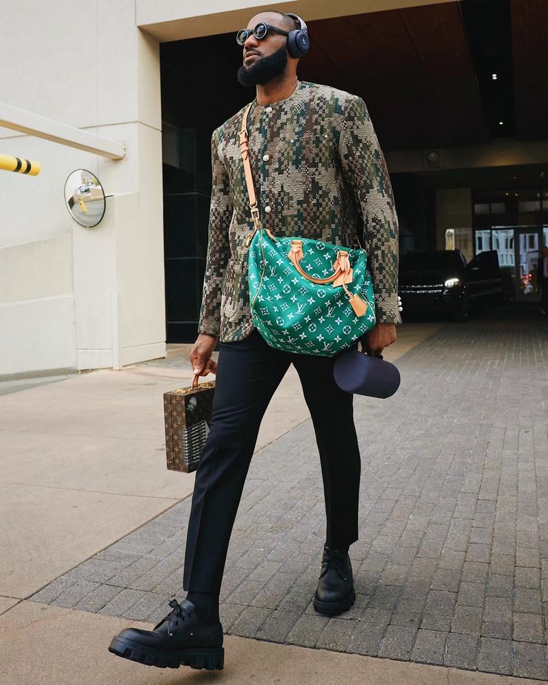 詹皇LeBron James與Speedy P9 40綠色款。（Louis Vuitton提供）