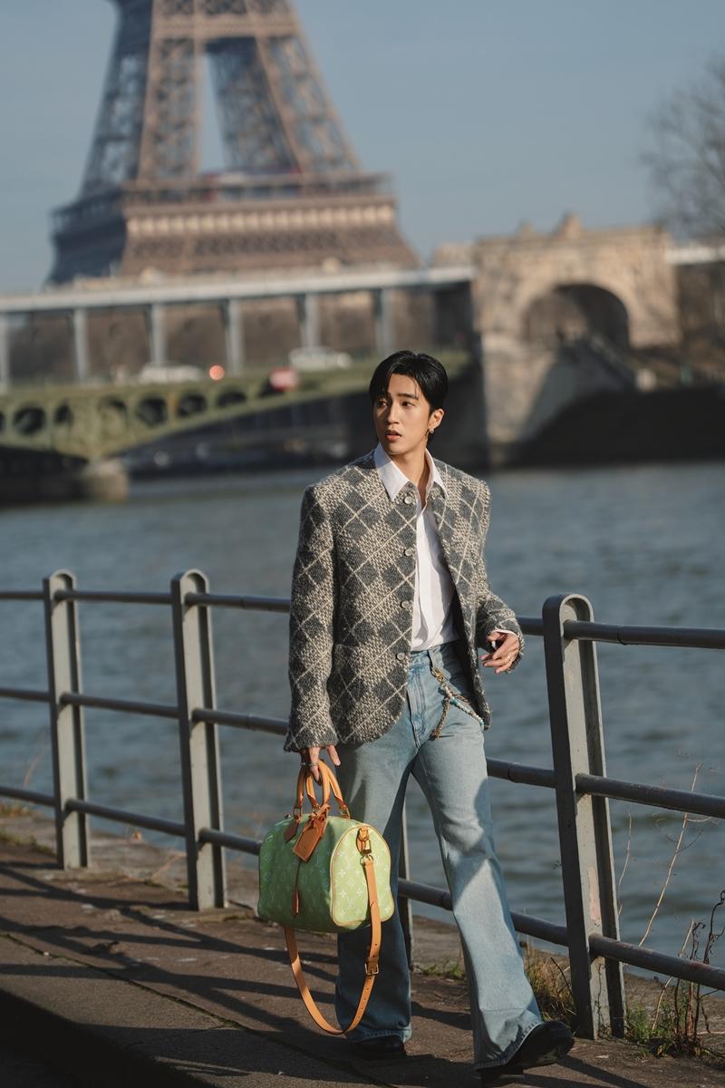 婁峻碩與Speedy P9 30  粉綠色款。（Louis Vuitton提供）款。