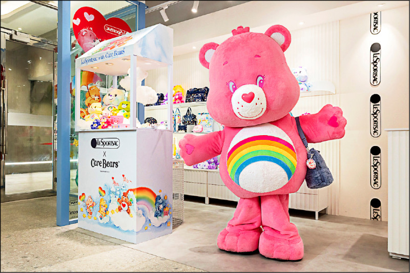 LeSportsac×Care Bears™全新聯名系列，除了可愛的熊圖案，以「雲絨灰」主題的毛絨材質也提前為秋冬捎來暖意。圖為Care Bears雲絨灰多功能水桶包，6,800元。