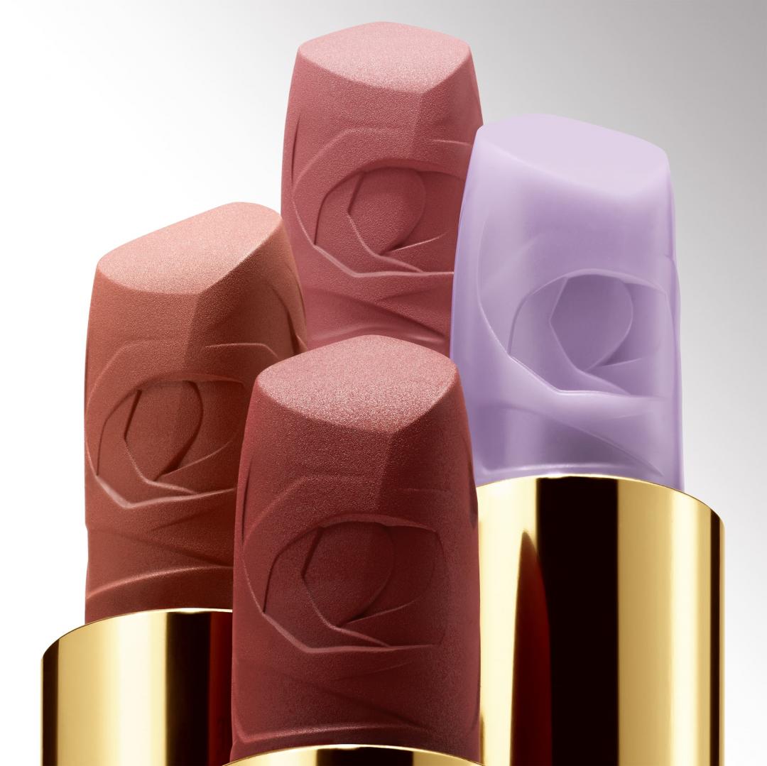 絕對完美奢金訂製唇膏就連膏體都有玫瑰圖案，單支4,800元。