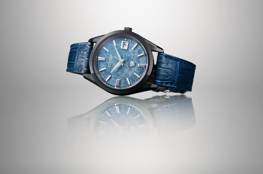 The CITIZEN 30週年推出全新Cal.A060光動能高精準萬年曆藍染和紙錶盤限定款AQ4106-26L，118,000元。(CITIZEN提供，以下同)