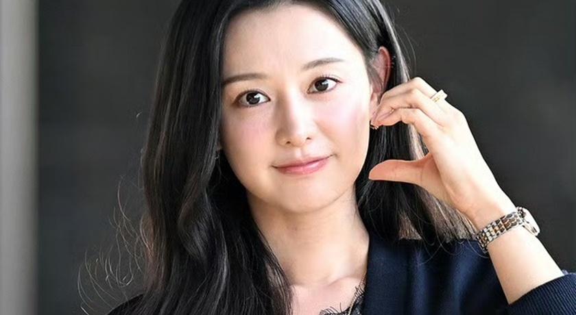 女星金智媛現身機場前往東京參加活動。