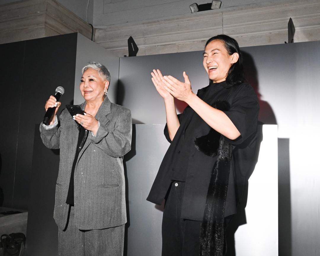 王大仁（右）帶媽媽一起謝幕。