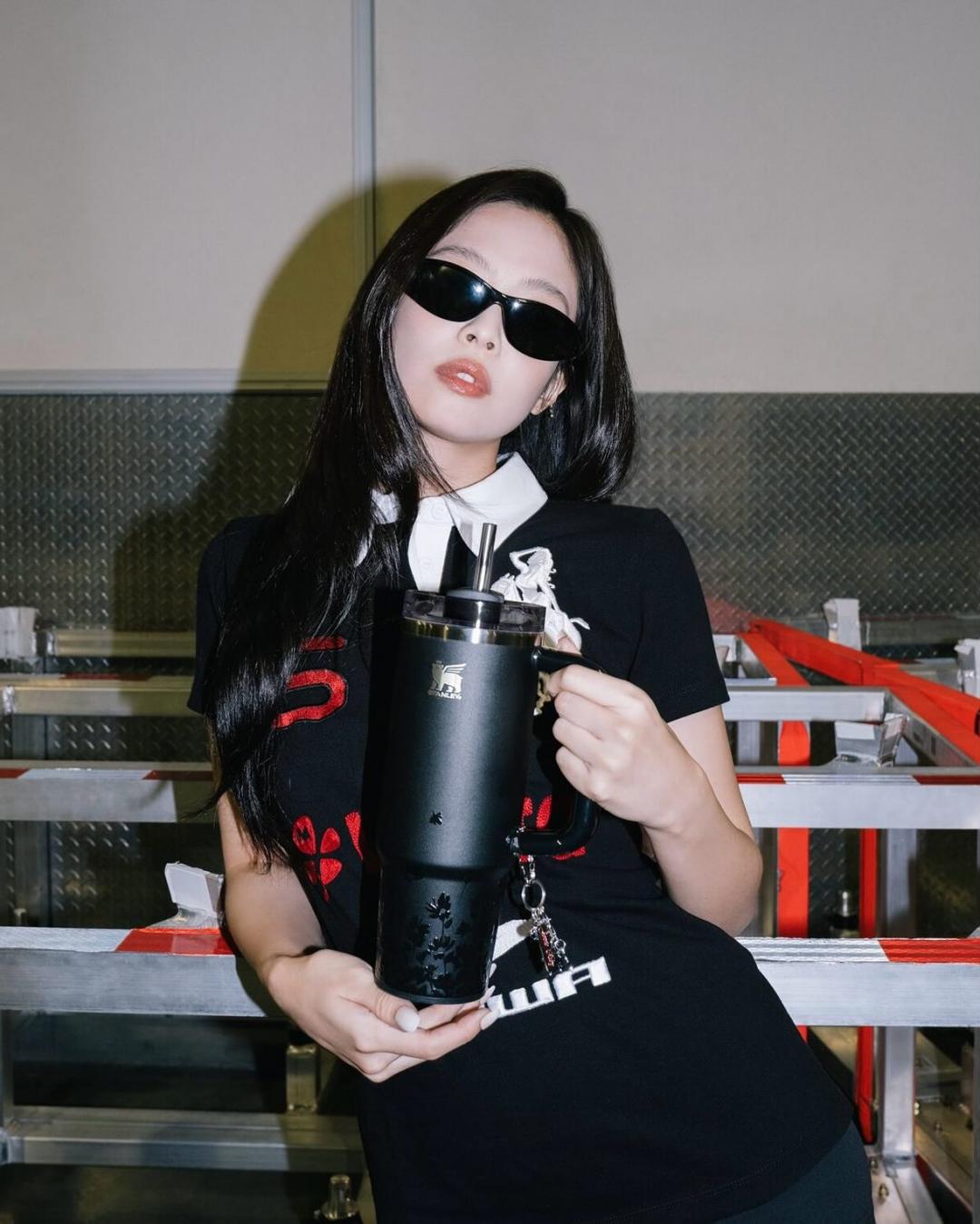 Jennie特別版不僅以「時尚黑」為主軸，以雷射點綴花瓣印花。