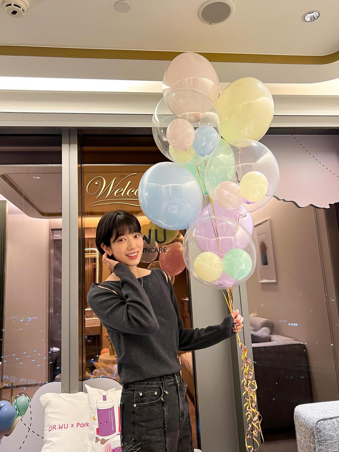 樸信惠抵達飯店後在社群打卡預熱活動。