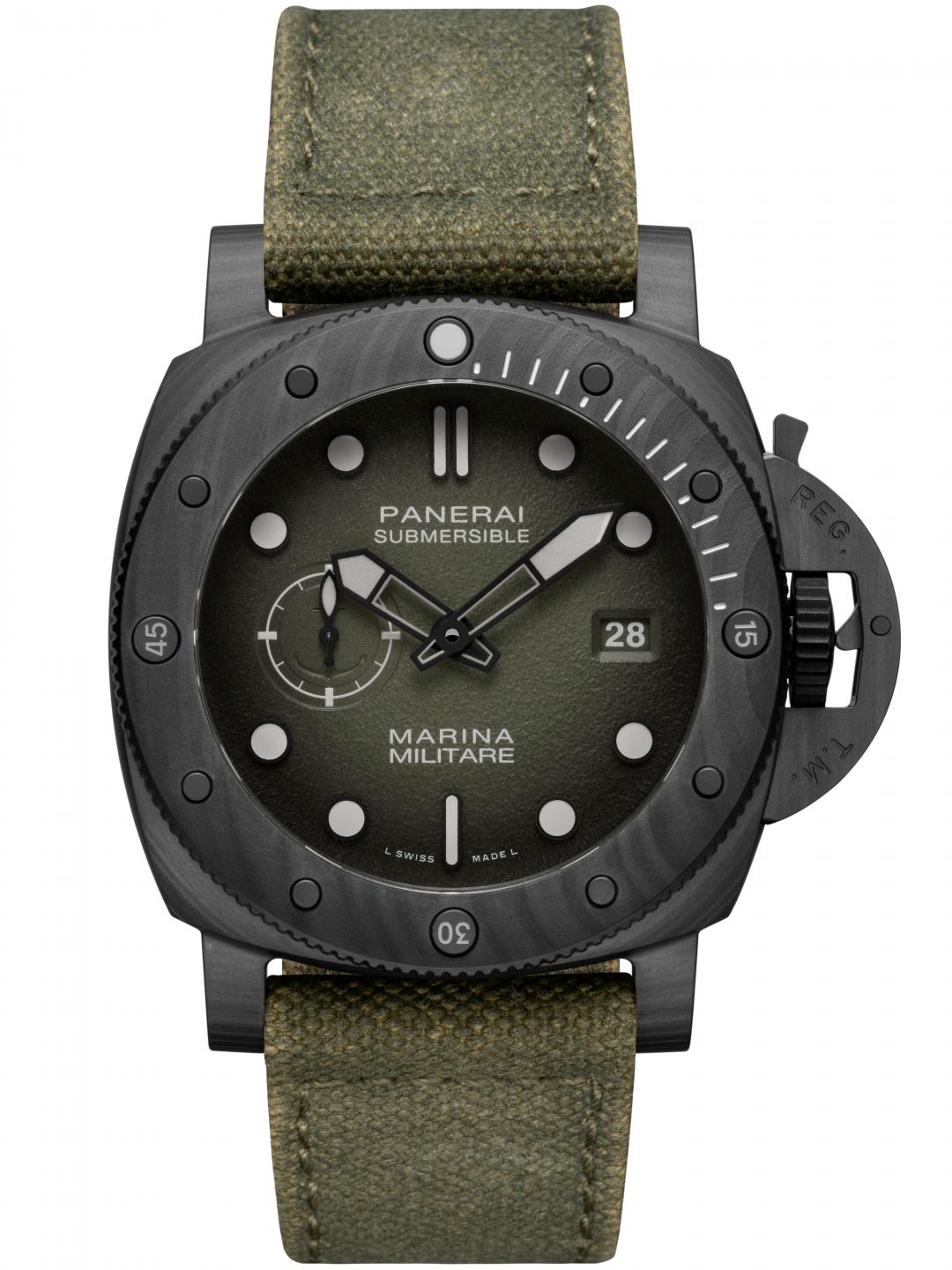 沛納海Submersible Marina Militare系列腕錶PAM01698，碳纖維錶殼，601,000元。(沛納海提供，以下同)
