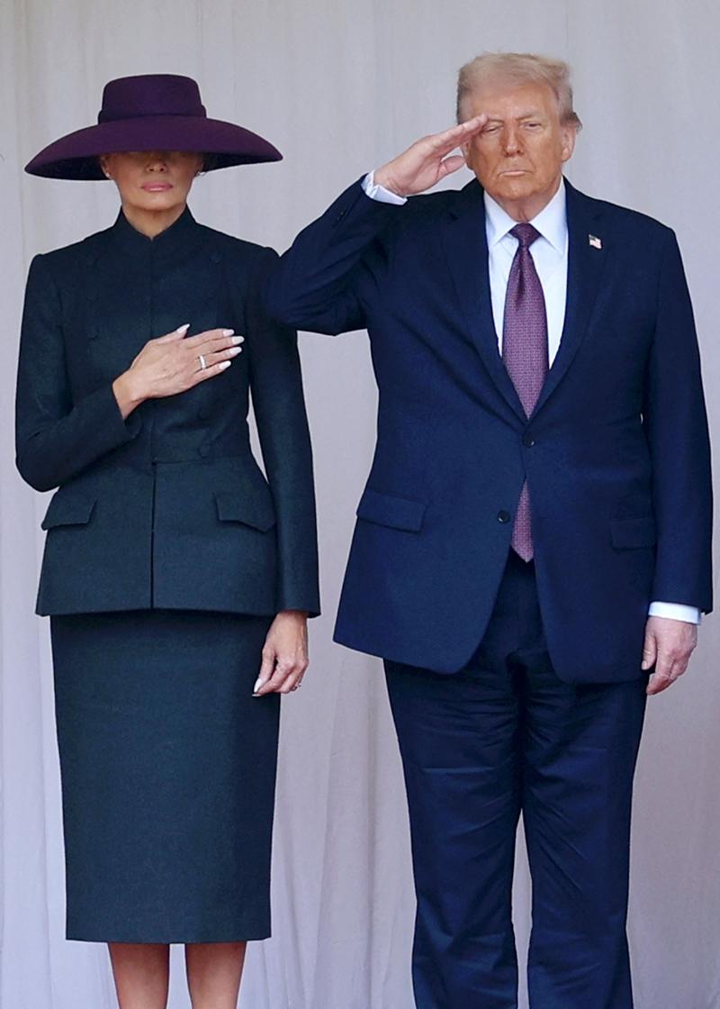 軍禮迎賓儀式，梅蘭妮亞戴上一頂紫色禮帽，同樣連結英國皇室傳統。（美聯社）