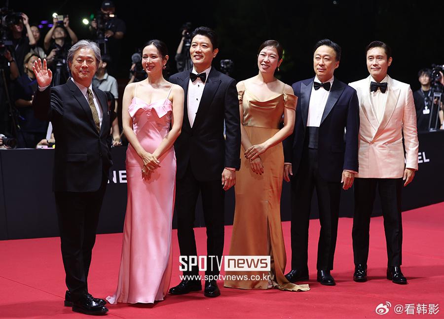 樸贊鬱（左一）與《徵人啟弒》主演團隊，包含（左二起）孫藝真、樸喜洵、廉惠蘭、李星民、李炳憲等人。