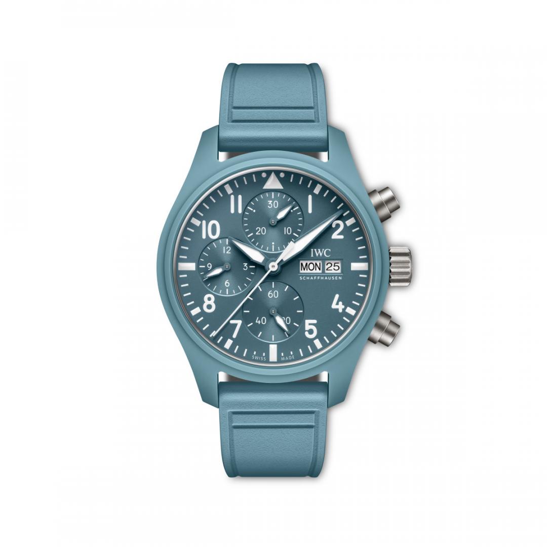 IWC與Pantone®攜手開發的全新淺藍色調，命名為「TOP GUN Miramar」，TOP GUN海軍空戰部隊計時腕錶41「Miramar」特別版，374,000元。(IWC提供，以下同)