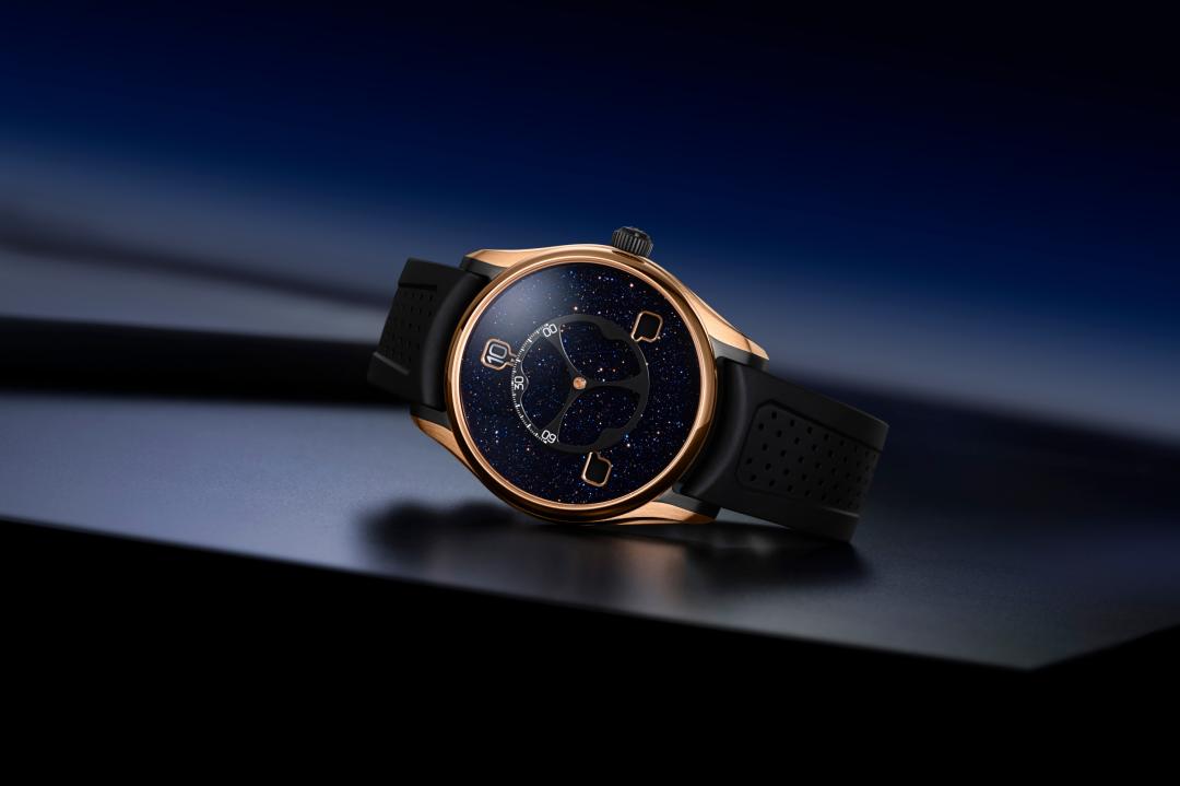 H. Moser & Cie.開拓者Flying Hours衛星跳時腕錶，搭載HMC 240自動上鍊自製機芯，5N紅金錶殼，時間顯示，錶徑42.8mm，防水深度120米，1,580,000元，全球限量100只。