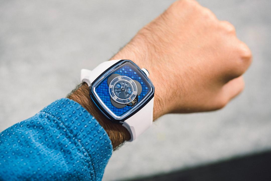 HAUTLENCE Vagabonde Tourbillon Series 4腕錶，搭載D30自動上鍊機械機芯，緞面磨砂和拋光不鏽鋼覆以午夜藍色PVD塗層錶殼，時間顯示、飛行陀飛輪，尺寸43.0×50.8mm，防水深度100米，2,390,000元，全球限量28只。