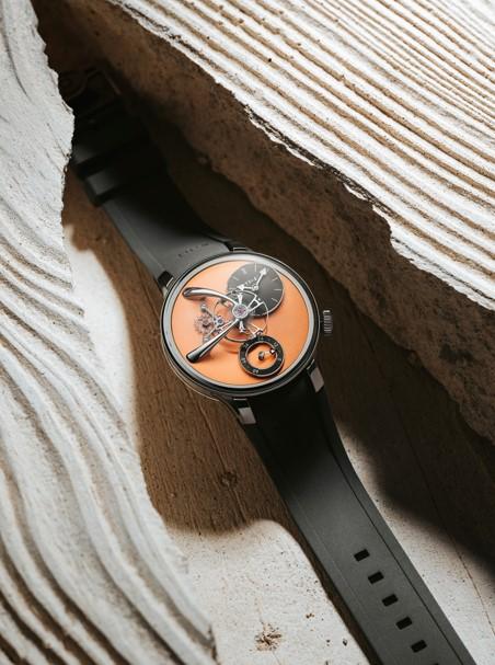 MB&F LM101 EVO腕錶（鮭魚粉），搭載MB&F自製研發3D立體機芯，鈦金屬錶殼，時間顯示，錶徑40mm，防水深度80米，價格店洽。