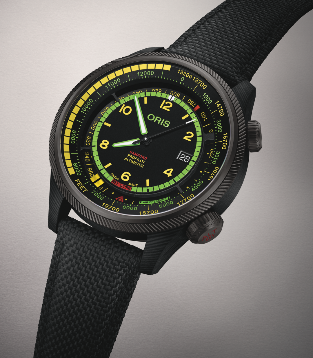 Oris×BWD高度測量限量腕錶，搭載793自動上鍊機芯，碳纖維複合材質錶殼，時間顯示、日期窗、高度測量，錶徑47mm，防水深度100米，238,000元，全球限量250只。