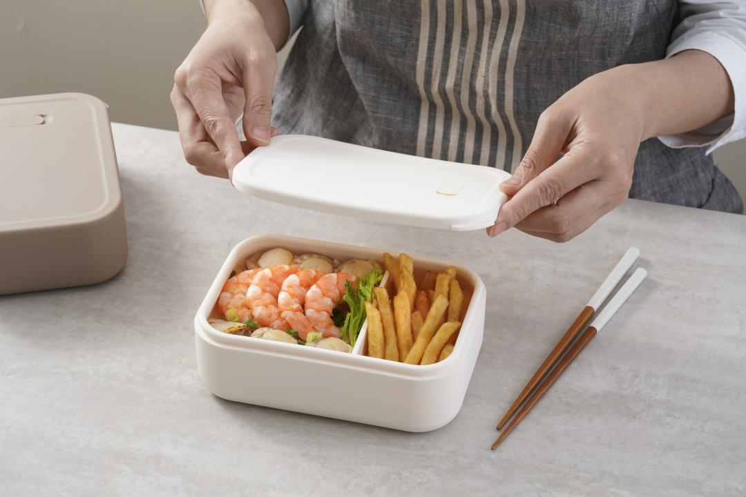 方方矽膠分隔便當盒，以100%鉑金食品級矽膠打造，耐熱高達200°C，779元。