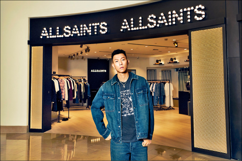 饒舌歌手瘦子受邀擔任ALLSAINTS新店開幕嘉賓，以率性造型打造不羈的時尚著裝態度。ALLSAINTS CASTLEFORD丹寧夾克，8,700元；CHINGFORD T恤，3,300元。