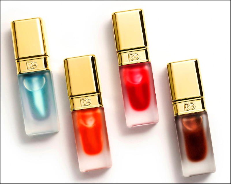 DOLCE&GABBANA植萃保濕潤唇油除了原本的藍色潤唇油（圖左起），再推出#橘子汽水、#西瓜冰沙、#冰透咖啡三款新色，各1,800元。