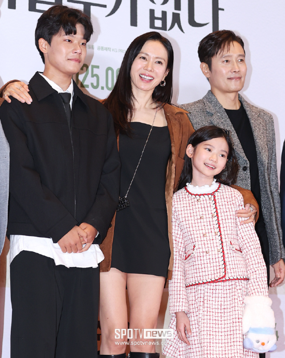 孫藝真、李秉憲與片中的兒女合照。（翻攝自IG）