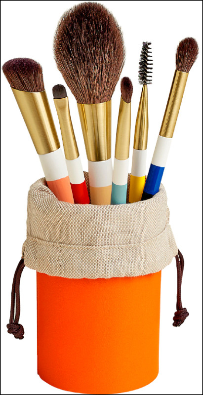 刷具組配有橘色禮盒與專屬帆布袋。