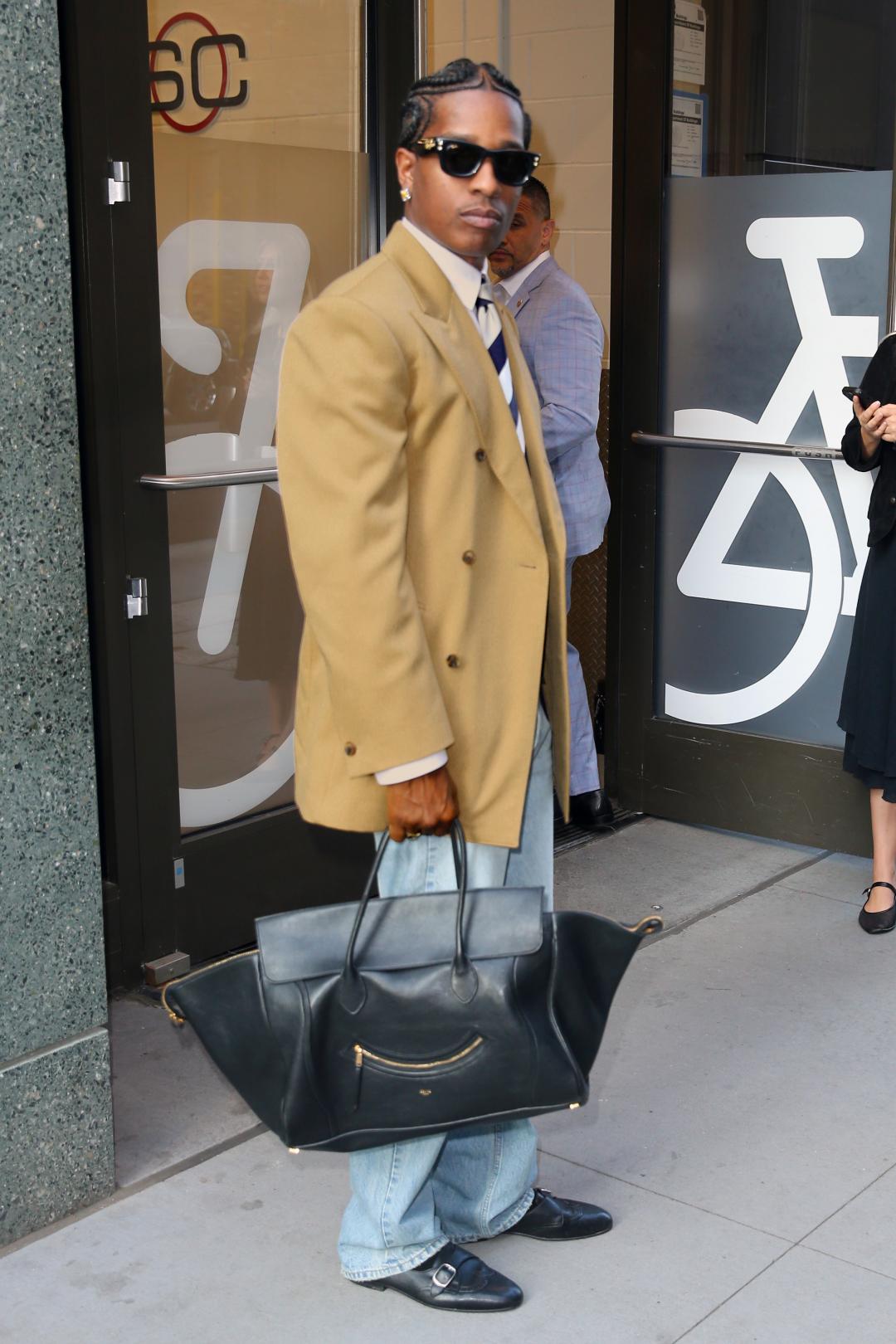 A$AP Rocky日前現身紐約街頭，搶先曝光全新CELINE Luggage Smile手袋。