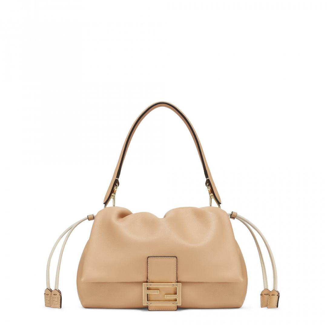 FENDI小羊皮Mamma Baguette（中），114,500元。