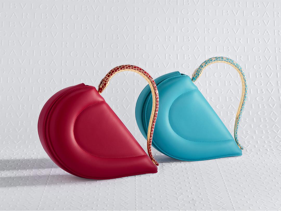 BVLGARI Serpenti Cuore 1968皇家紅寶石色小牛皮提包（左）、Serpenti Cuore 1968綠松石色小牛皮提包（右），價格店洽。