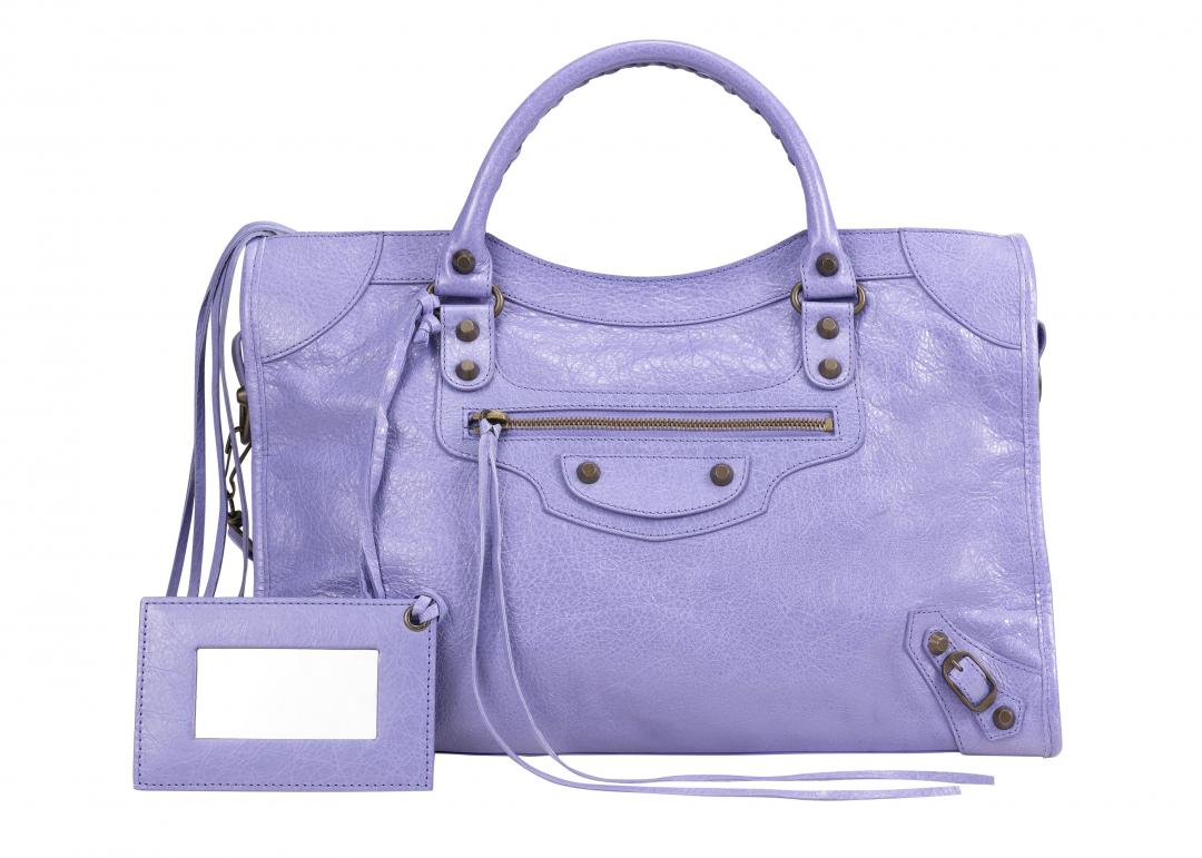 Balenciaga在2013年推出的機車包，與現在的款式外型上大同小異，是時尚鬆弛感的延續。