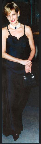 1996年黛安娜王妃出席公開場合時，以Lady Dior搭配黑色禮服，呈現典雅溫婉風格。