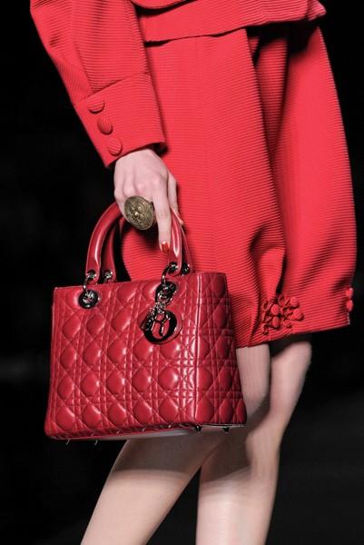 2009年的Lady Dior，與當時秀上的紅色華服成就視覺一致性。