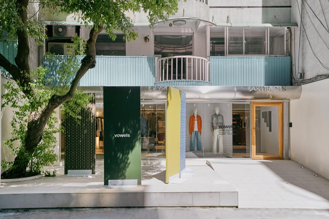 ARTIFACTSＸvowels獨家限定快閃店空間，以畫布風格的色塊構築藝廊氛圍。