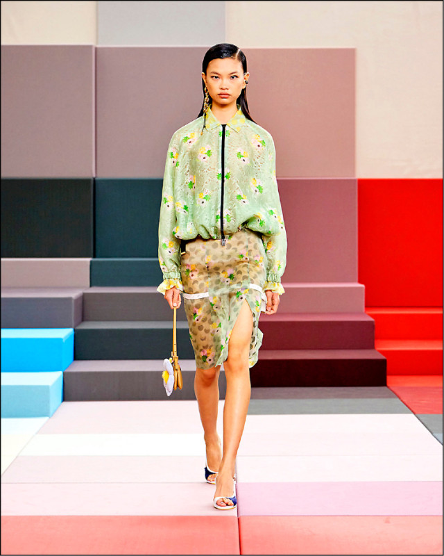 印象派花卉是FENDI 2026春夏核心語彙，透光面料與氣球感的下襬勾勒輕盈律動感。