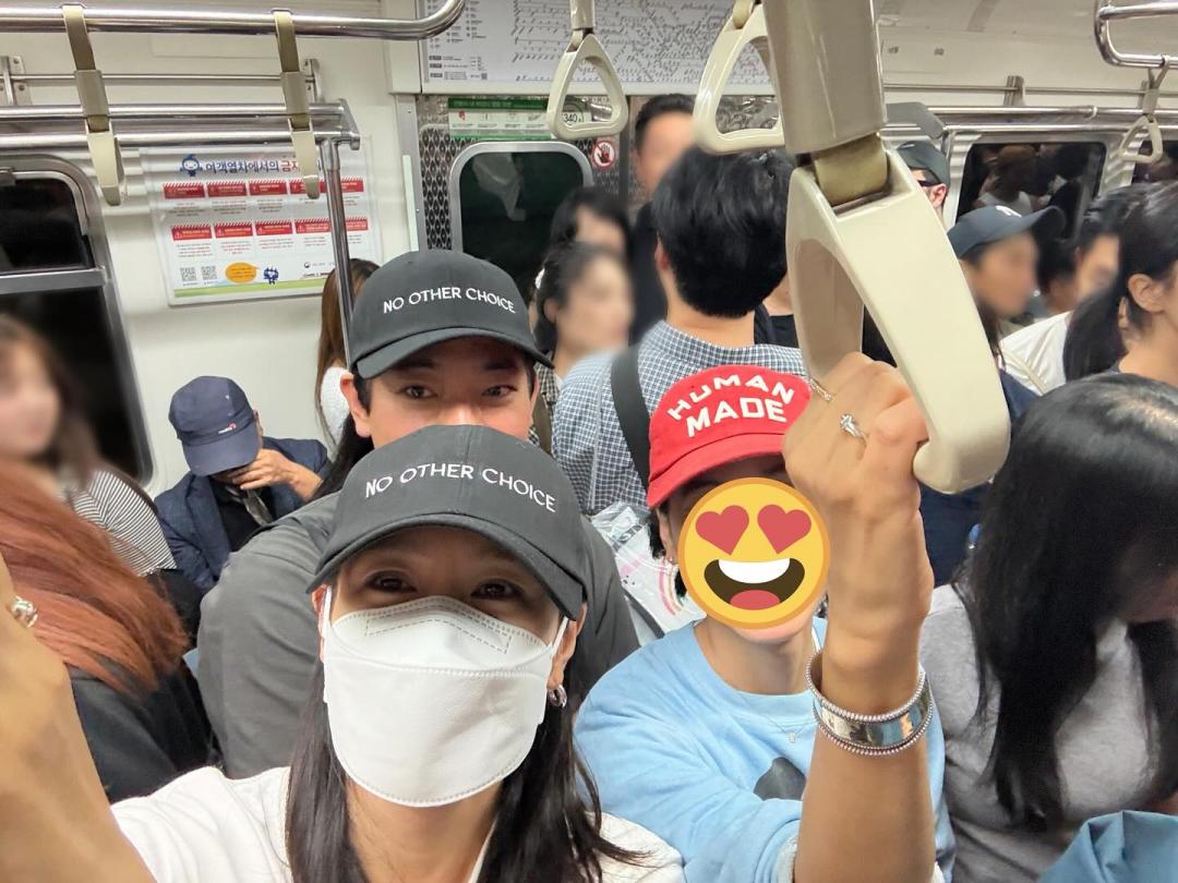 孫藝真在社群分享於韓國地鐵中自拍的照片，親民行為被狂讚。（翻攝自instagram）