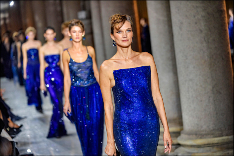 GIORGIO ARMANI 2026春夏女裝系列以藍色交織海天景色。（歐新社）