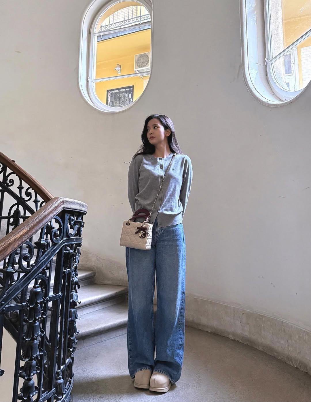 早前Jisoo就已於社群曝光搶先背上全新Lady Dior包的私服照，展現Dior小公主獨有的待遇。（翻攝自instagram）